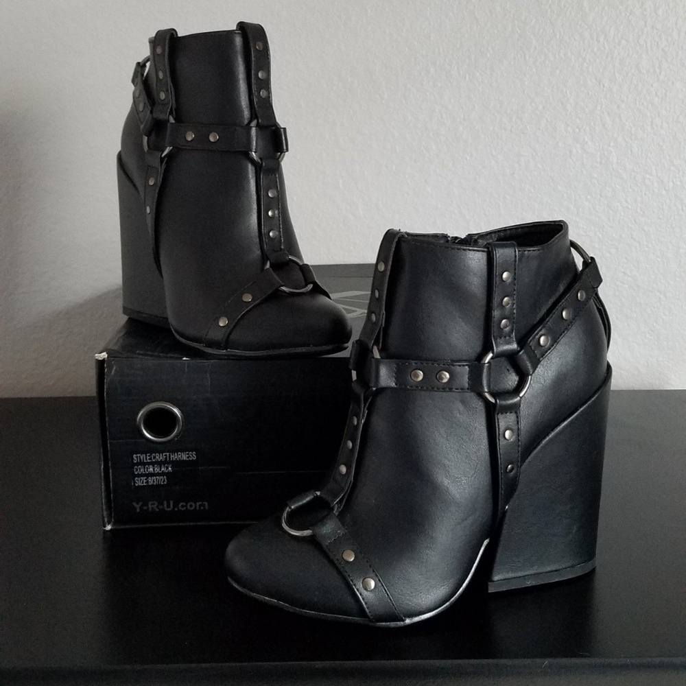 NWT YRU, Craft Harness Booties